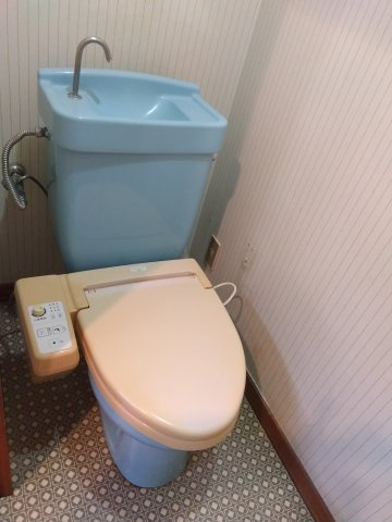 売中古戸建　富士市久沢のトイレ|コンパクトな設計で空間を広く感じさせるデザインになっています。