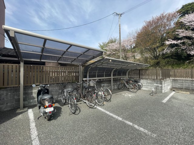 ブルウジュⅡのその他共用部分|駐輪場に自転車も停められます♪
