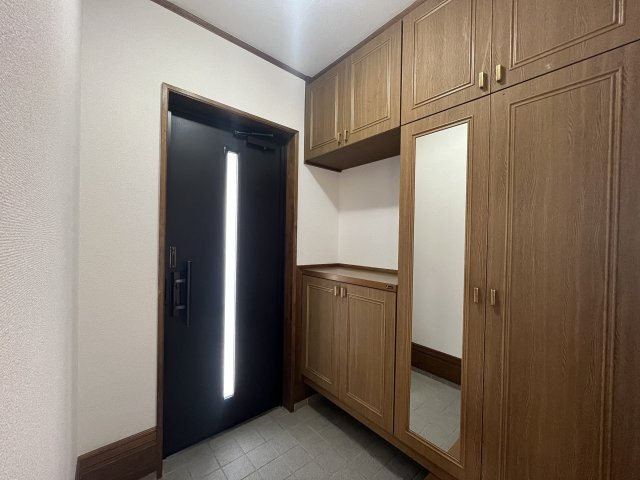花巻市野田　中古住宅の玄関|北側玄関　駐車２～３台可能