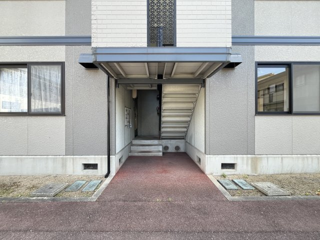 リヴェール目久美B棟の玄関