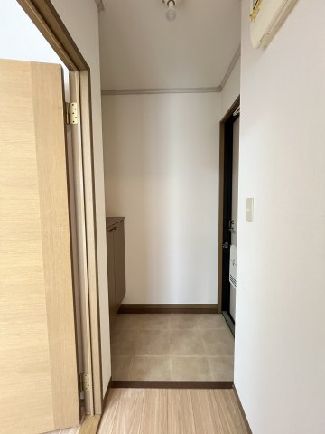 リヴェール目久美B棟の玄関