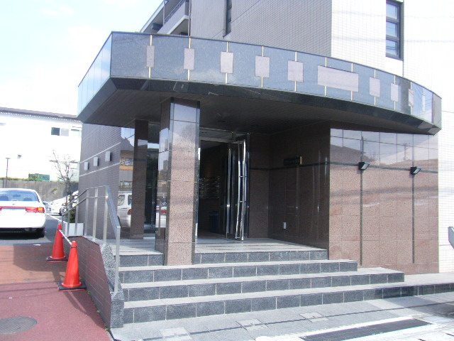 グランコート蘇我のエントランス|車椅子用のスロープも付いてます☆