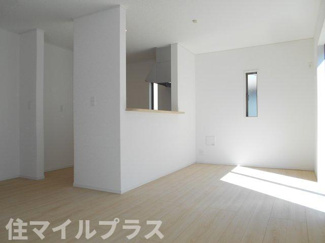 【居間・リビング】 | 郡山市昭和1丁目新築一戸建て5棟 | こちらの居間で趣味の時間をお楽しみください