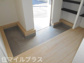 【玄関】 | 郡山市昭和1丁目新築一戸建て5棟 | 収納もある玄関です