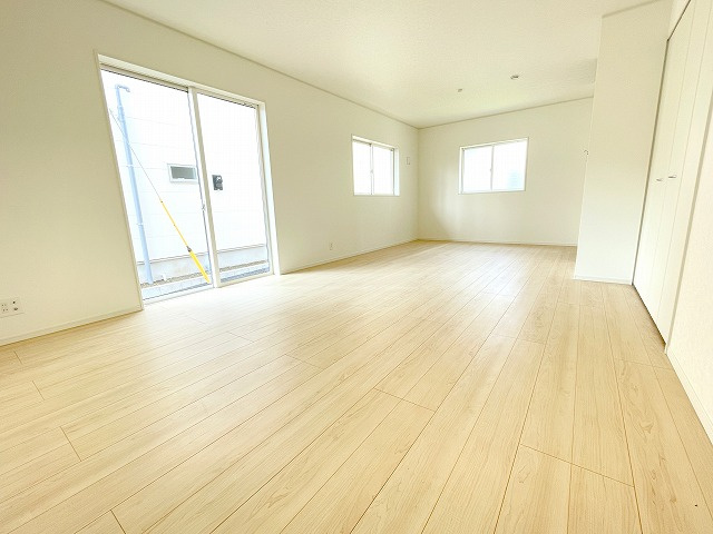 【居間・リビング】 | 富士見市東大久保　新築一戸建住宅　全4棟　(ふじみ野店) | LDK18.7帖の広々としたリビング、窓が大きく日の光明るい空間です。