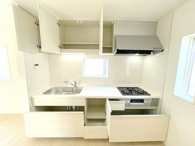 【キッチン】 | 富士見市東大久保　新築一戸建住宅　全4棟　(ふじみ野店) | 収納機能豊富、シンクや料理スペースが広く、浄水器付きのシステムキッチンです。