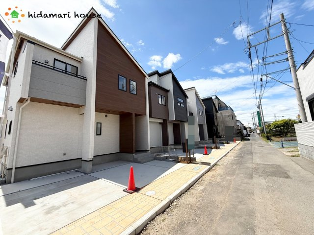 上尾市本町5丁目　新築戸建　ブルーミング04の前面道路含む現地写真