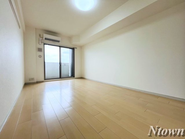【居間・リビング】 | Gramercy Sakae | こちらのリビングで趣味の時間をお楽しみください