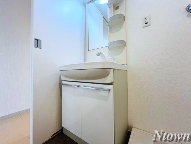 【独立洗面台】 | Gramercy Sakae | 独立洗面台、小物を置くことができて便利です