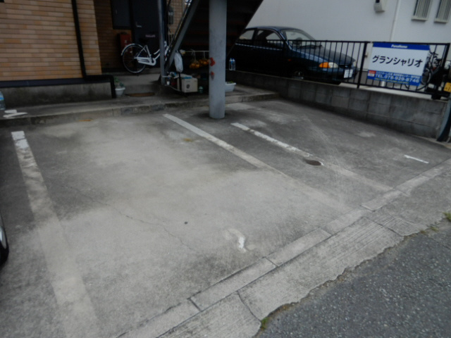 グランシャリオの駐車場