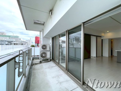 【バルコニー】 | FIRST RESIDENCE SAKAE(ファーストレジデンス栄) | 暖かな日差しのふりそそぐバルコニー