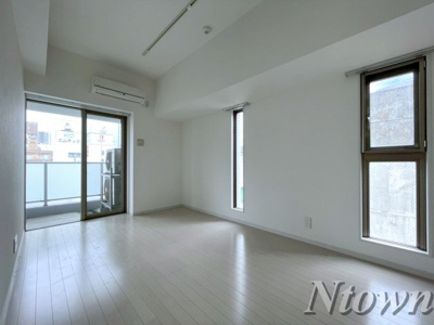 【洋室】 | FIRST RESIDENCE SAKAE(ファーストレジデンス栄) | 落ち着いた色調の洋室です