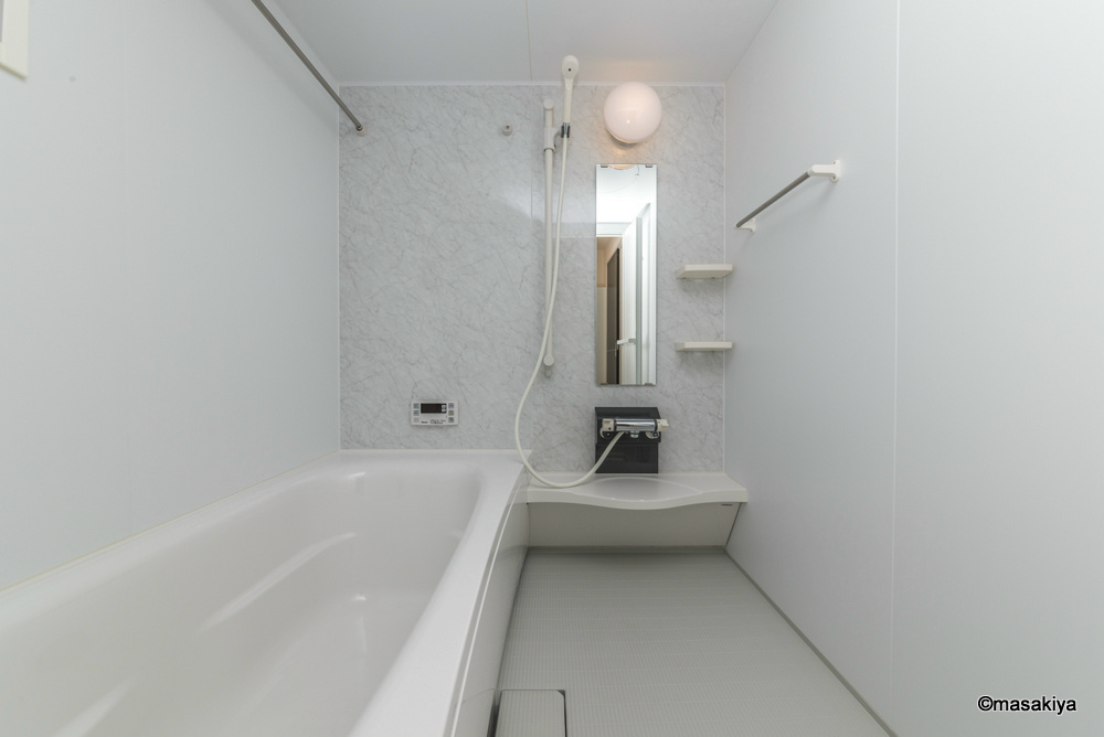 バン・ド・ソレイユの浴室|お風呂　一坪タイプで広々です。追い焚き・浴室乾燥機付きです。窓もついております。