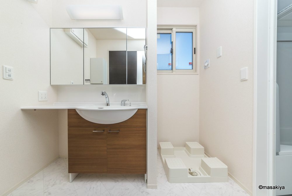 バン・ド・ソレイユの洗面所|洗面・脱衣　シャンプードレッサー付き。