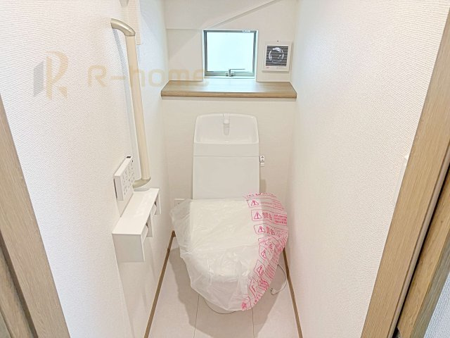 水戸市曙町　新築戸建て　A号棟のトイレ|温水洗浄便座付きのトイレ。
トイレが２ヵ所設置で朝の忙しい時間でも安心です。