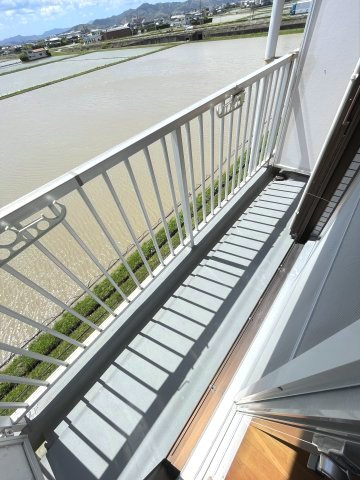 【バルコニー】 | 暖かな日差しのふりそそぐバルコニー