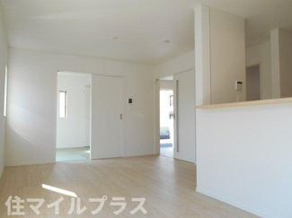 【居間・リビング】 | 郡山市島2丁目新築一戸建て1棟 | こちらの居間で趣味の時間をお楽しみください