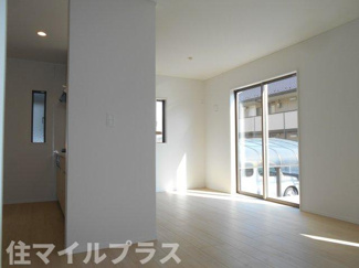 【居間・リビング】 | 郡山市島2丁目新築一戸建て1棟 | こちらのリビングで趣味の時間をお楽しみください