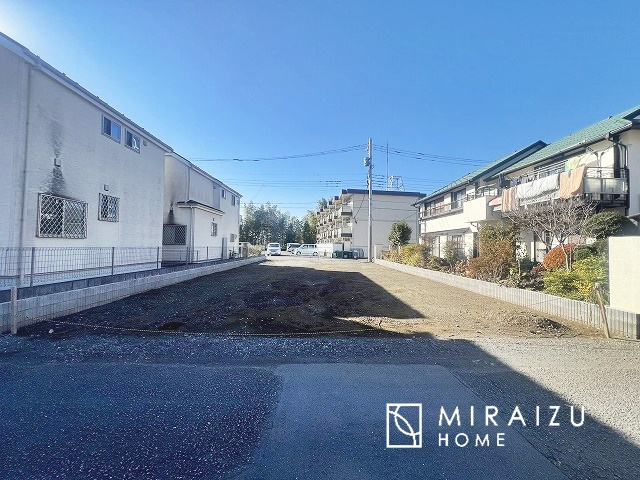 【外観】 | 青く澄み渡った綺麗な空と、陽の光をたっぷりと受ける、そんな新築住宅で新生活をスタートしてみませんか？見学・ご相談等、ミライズホーム(株)までお気軽にご連絡下さい♪