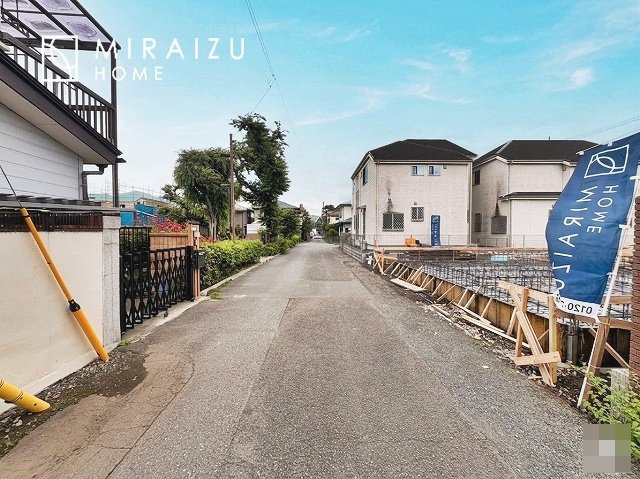 【外観】 | 青く澄み渡った綺麗な空と、陽の光をたっぷりと受ける、そんな新築住宅で新生活をスタートしてみませんか？見学・ご相談等、ミライズホーム(株)までお気軽にご連絡下さい♪