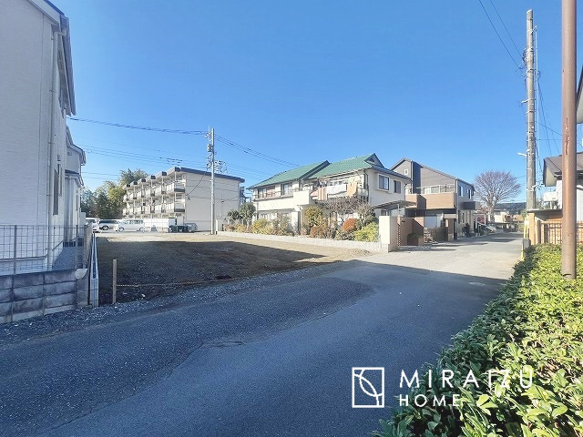【前面道路含む現地写真】 | プライバシー性と開放感を高める住環境。陽当たりの良い開かれたロケーションを活かし、心地よい暮らしをプランニング