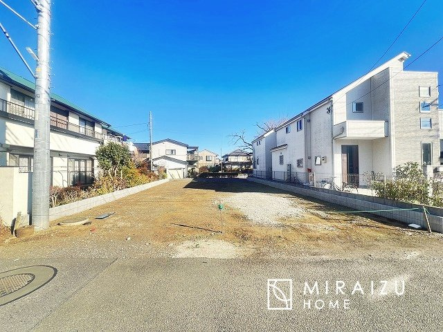 【外観】 | 青く澄み渡った綺麗な空と、陽の光をたっぷりと受ける、そんな新築住宅で新生活をスタートしてみませんか？見学・ご相談等、ミライズホーム(株)までお気軽にご連絡下さい。