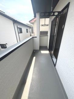【バルコニー】 | 東広島市八本松東3丁目（全2区画）No2 | 日当たり良好なバルコニー。物干金物が備え付けられており、洗濯物や布団干しにも十分なスペースがあります。屋根の一部が張り出した設計により、急な雨でも洗濯物が濡れにくい配慮がなされています。