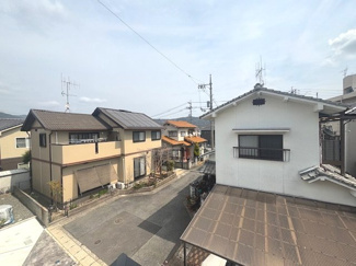 【展望】 | 東広島市八本松東3丁目（全2区画）No2 | バルコニーからの開放的な眺望。前面に高い建物がないため視界が開けており、豊かな採光と心地よい風を感じることができます。遠くの山々や街並みを一望できる、落ち着いた住環境ならではの景色が広がります。