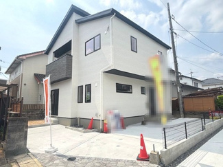 【外観】 | 東広島市八本松東3丁目（全2区画）No2 | ホワイトを基調とした、清潔感のある現代的な外観デザイン。2階建ての安定したフォルムで、カースペースも2台分確保されています。前面道路に面して駐車がしやすい配置です。