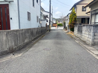 【前面道路含む現地写真】 | 東広島市八本松東3丁目（全2区画）No2 | 物件周辺は、落ち着いた住宅街が広がる平坦なエリアです。前面道路は舗装されており、幅員も確保されているため、自家用車の出し入れもスムーズに行えます。