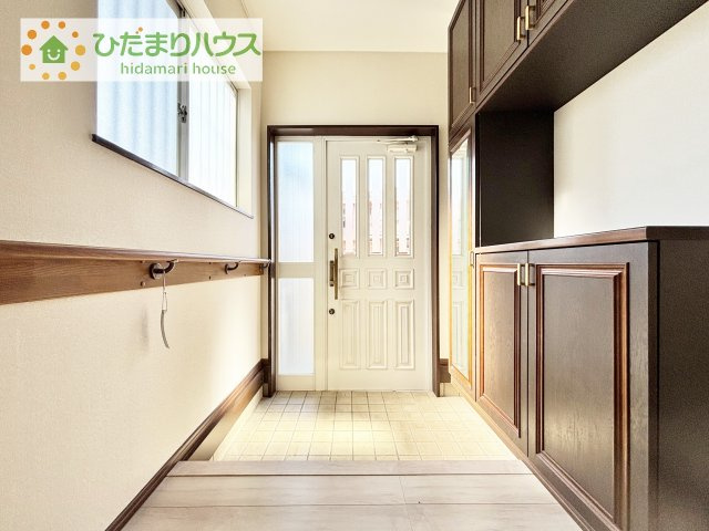 【玄関】 | 取手市桜が丘2丁目　中古戸建 | スニーカーマニアも納得の天井まであるシューズボックス!(^^)!