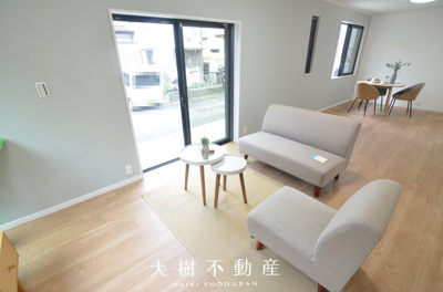 【居間・リビング】 | 綾瀬市吉岡東4丁目　中古戸建て【仲介手数料無料】