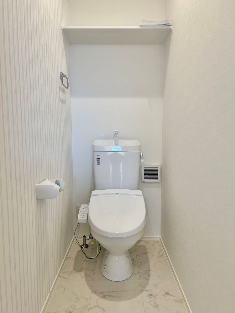 一宮中町⑨　新築戸建住宅のトイレ|温水洗浄便座付きトイレ！上部棚付きでトイレットペーパーもすっきり収納。