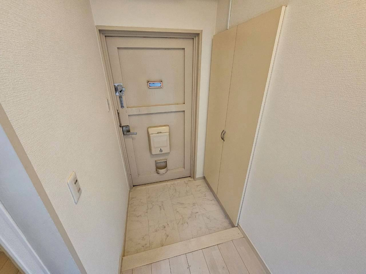 山御影マンションA棟の玄関