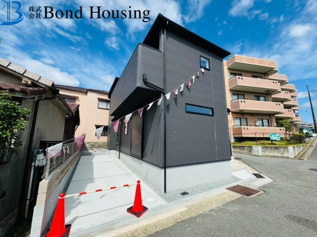 西舞子駅まで徒歩9分　角地で開放的です　西舞子5丁目　新築戸建の前面道路含む現地写真