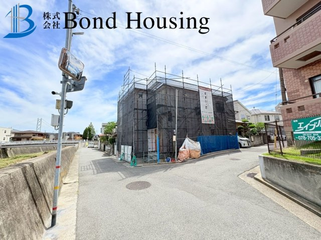 西舞子駅まで徒歩9分　角地で開放的です　西舞子5丁目　新築戸建の前面道路含む現地写真