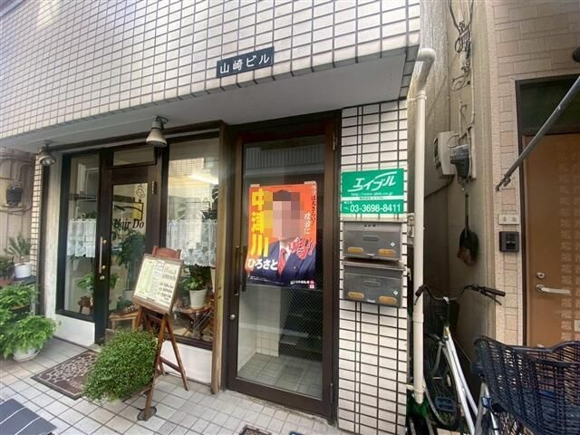 山崎ビルのエントランス