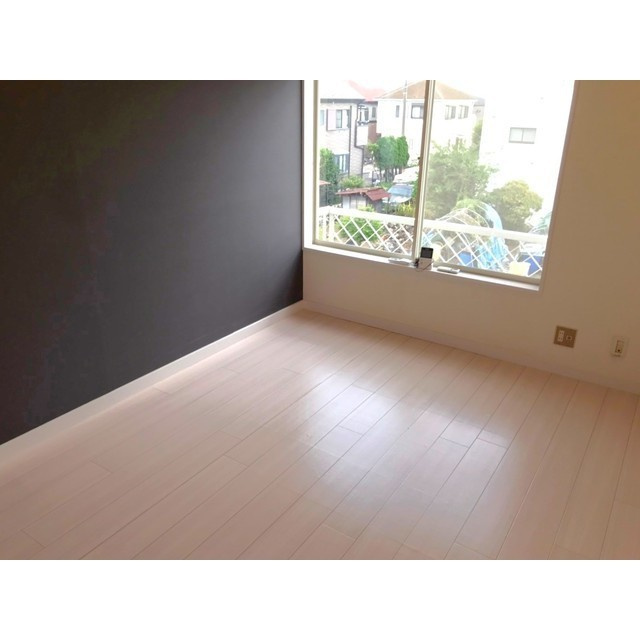 サニーサイド三田南Bの居間・リビング