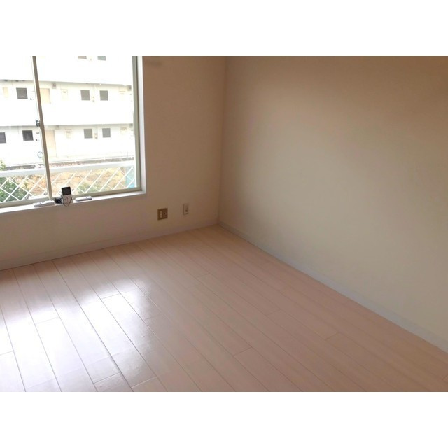 サニーサイド三田南Bの居間・リビング