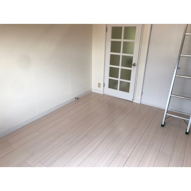 サニーサイド三田南Bの居間・リビング