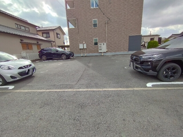 プラシードの駐車場