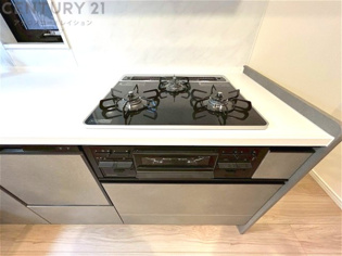 多数の調理器具を同時に使用でき、料理の効率化が可能。省エネで節約になり、様々な料理スタイルに適応できます。また、火力調整が独立しており、手入れや掃除もしやすく、今よりもっとお料理が楽しくなるかも。