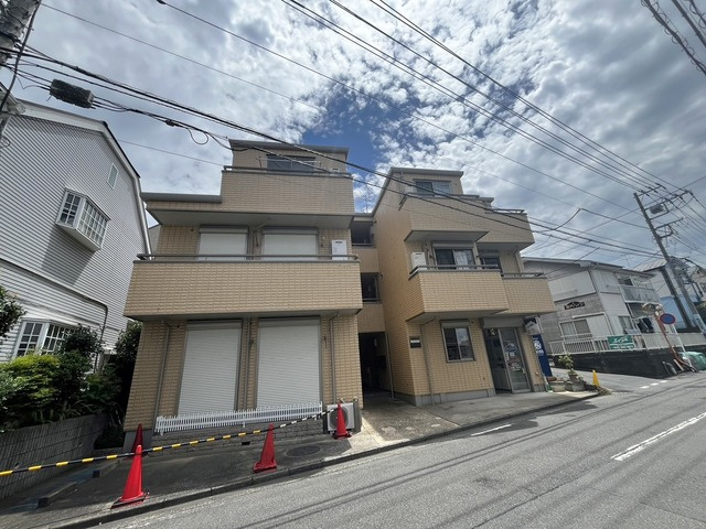 メゾントキワのエントランス|隣の部屋とは共用部を挟んだ気楽な１フロア２住戸