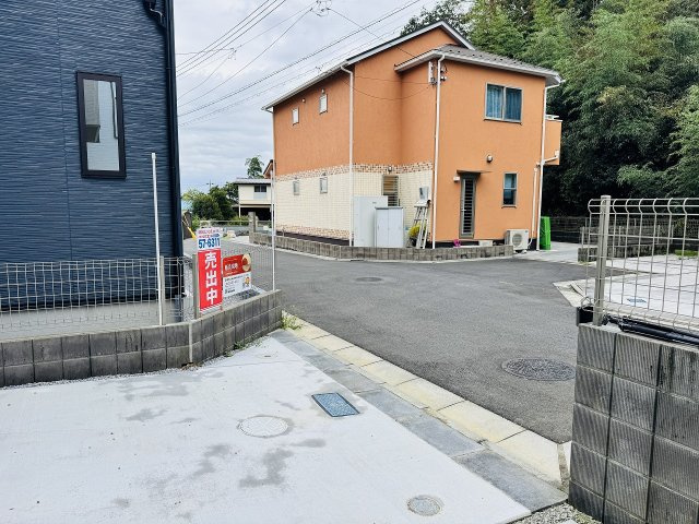 八王子市　弐分方町　新築一戸建て　５期の前面道路含む現地写真|～南5ｍ道路に面しています～