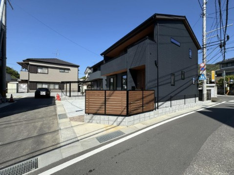 【津波浸水予測エリア外】高知市薊野北町4丁目　中古一戸建ての前面道路含む現地写真|開放感あふれる角地。陽当たり・通風ともに良好です♪