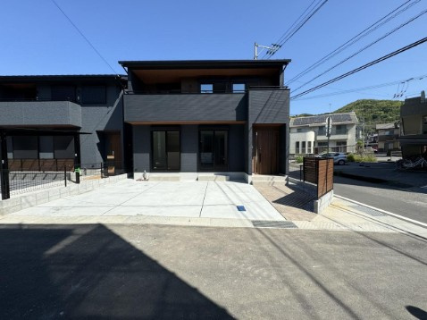 【津波浸水予測エリア外】高知市薊野北町4丁目　中古一戸建ての外観|モダンな黒が映える、スタイリッシュな佇まい☆