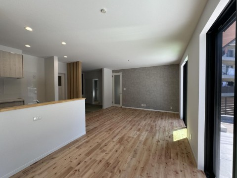 【津波浸水予測エリア外】高知市薊野北町4丁目　中古一戸建ての居間・リビング|大きな窓から光が差し込む、明るいLDK