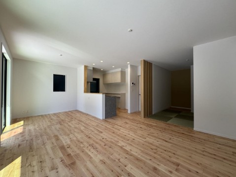 【津波浸水予測エリア外】高知市薊野北町4丁目　中古一戸建ての居間・リビング|約17帖の広々LDK。木の温もりを感じる開放的な空間