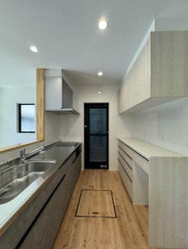 【津波浸水予測エリア外】高知市薊野北町4丁目　中古一戸建てのキッチン|対面式キッチンで会話も弾む！収納たっぷりのカップボード付♪