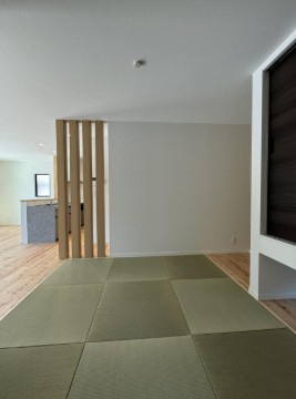 【津波浸水予測エリア外】高知市薊野北町4丁目　中古一戸建ての和室|リビング横の和空間。お子様の遊び場や休憩にぴったり♪